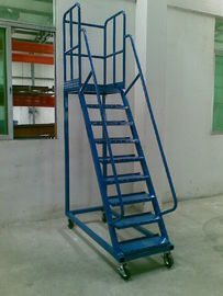 hand het plukken hoogte die ladder industrieel materiaal met beweegbaar wiel beklimmen