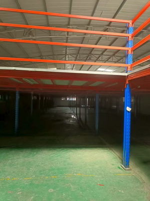 kopen Zware/middeleeuwse multi-level staalplatform industriële mezzanine vloeren in blauwe en oranje kleur online vervaardiging