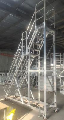 4m hoge lichte aluminium ladder in twee niveaus gemakkelijk te verplaatsen voor gebruik in pakhuizen