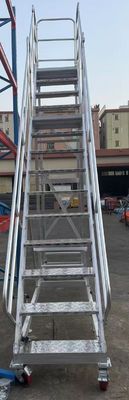 4m hoge lichte aluminium ladder in twee niveaus gemakkelijk te verplaatsen voor gebruik in pakhuizen