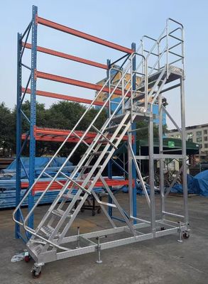 4m hoge lichte aluminium ladder in twee niveaus gemakkelijk te verplaatsen voor gebruik in pakhuizen