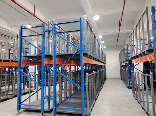Aanpasbaar stoffenrolopsysteem met vorkheftruck of AGV-operatie voor middelgrote en kleine magazijnruimte