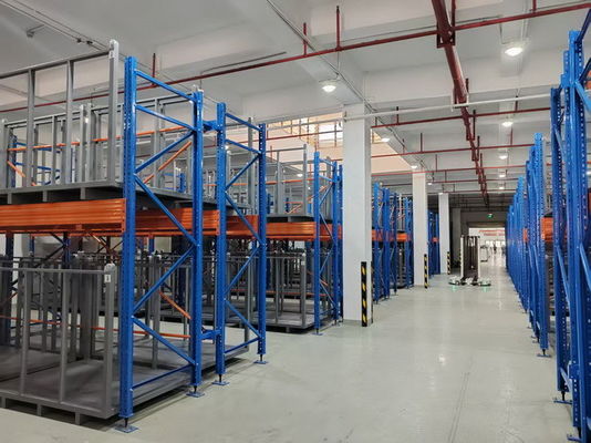 Aanpasbaar stoffenrolopsysteem met vorkheftruck of AGV-operatie voor middelgrote en kleine magazijnruimte