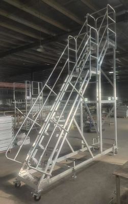 4m hoge lichte aluminium ladder in twee niveaus gemakkelijk te verplaatsen voor gebruik in pakhuizen